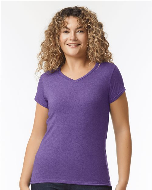 T-shirt softstyle à col en V pour femmes
